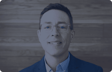 How does OneHQ help case managers keep agents up to date with case status reports?